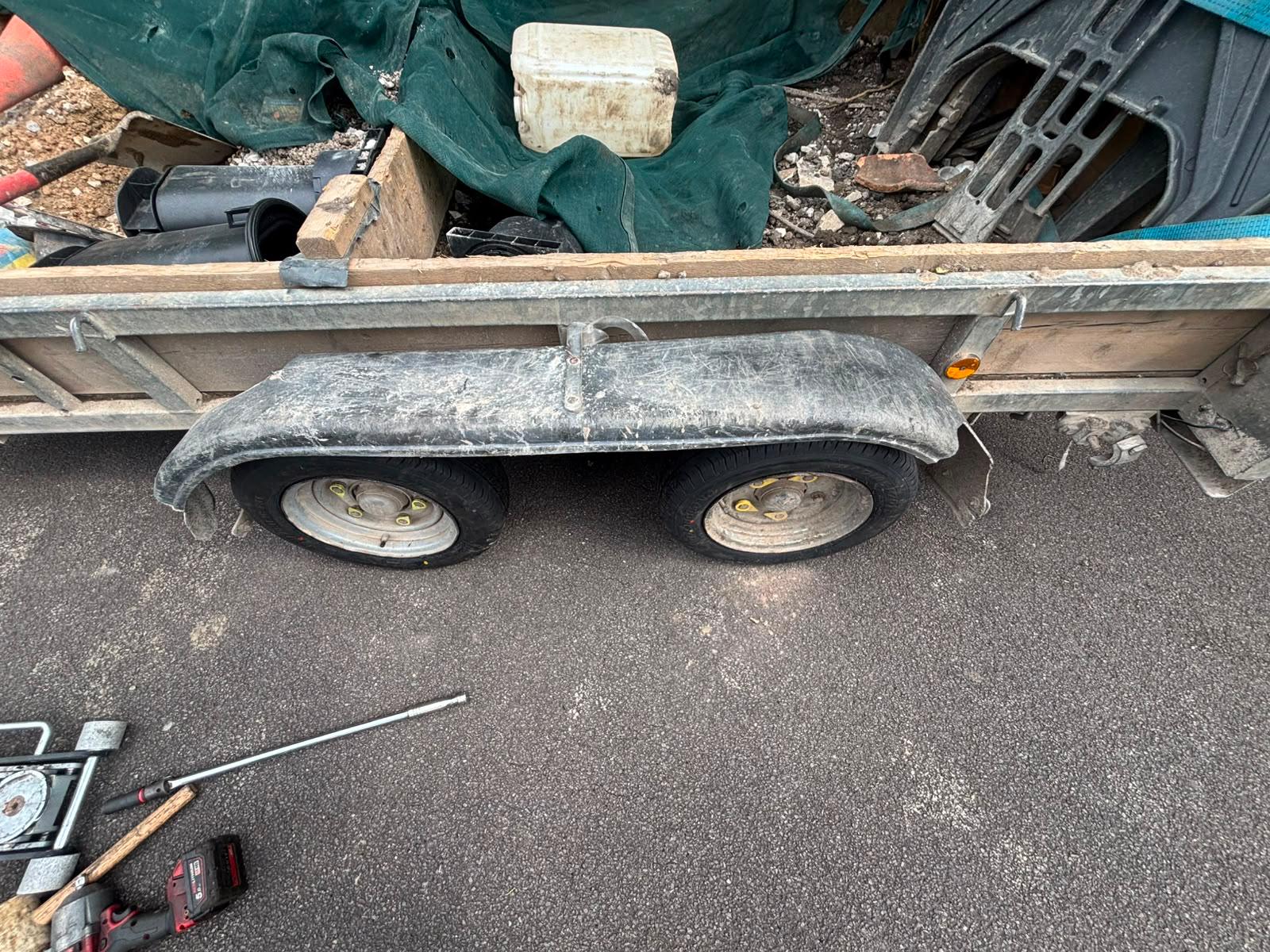 Twin-axle trailer and equipment at a tyre call-out