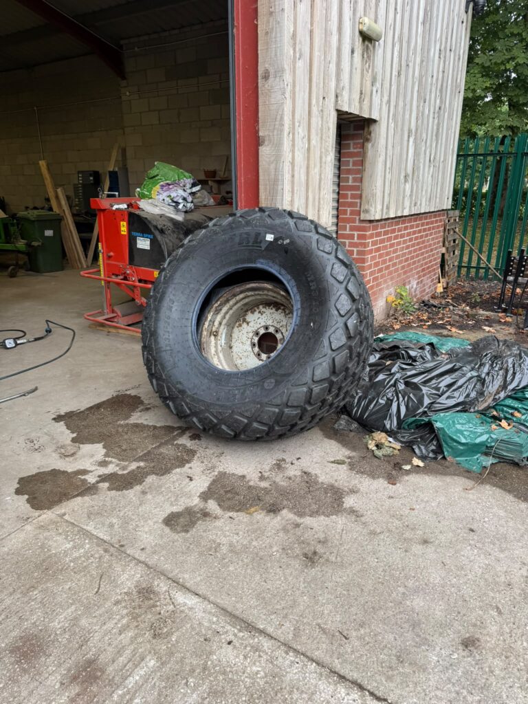 Real large tyre replacement work from the service library